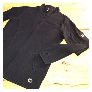 The Black Dog women’s long sleeve pull over size S